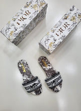 Load image into Gallery viewer, Slipper