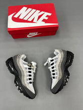 Load image into Gallery viewer, Shoes