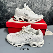 Load image into Gallery viewer, Shoes