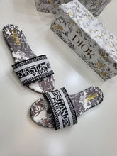 Load image into Gallery viewer, Slipper