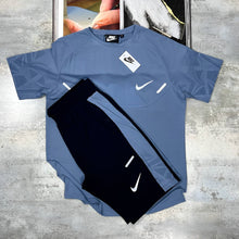 Load image into Gallery viewer, T-shirt
