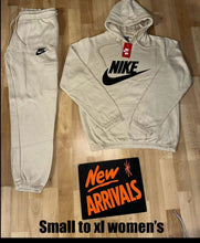 Load image into Gallery viewer, Tracksuit women