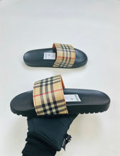 Load image into Gallery viewer, Slipper