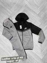 Load image into Gallery viewer, Tracksuit women