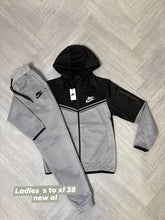 Load image into Gallery viewer, Tracksuit women